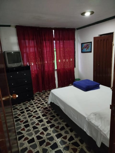 Bed, TV and multimedia, Photo of the whole room, Bedroom