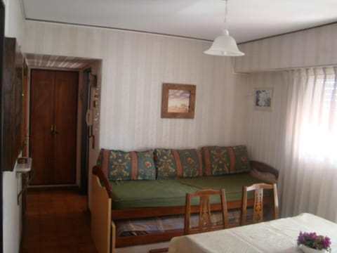 Bed, Dining area