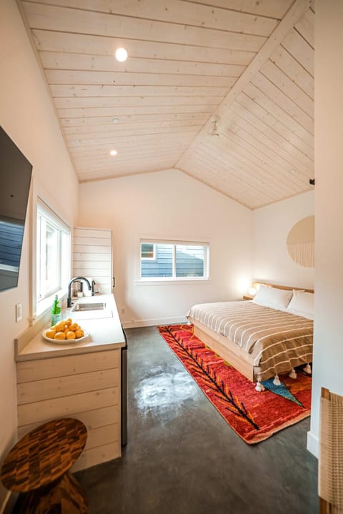 Longboard Studio includes King Bed and Kitchenette Inn in Stinson Beach
