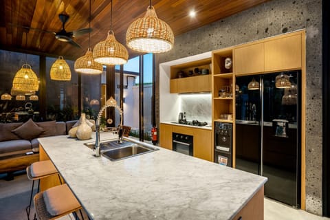 Coffee/tea facilities, Kitchen or kitchenette, Seating area, oven, stove