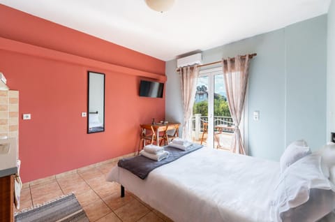 TV and multimedia, Photo of the whole room, Bedroom