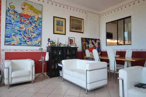 Restaurant/places to eat, Living room, Seating area, Dining area