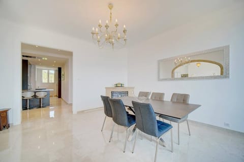 Restaurant/places to eat, Decorative detail, Dining area