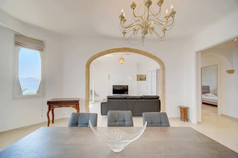 Restaurant/places to eat, TV and multimedia, Living room, Dining area