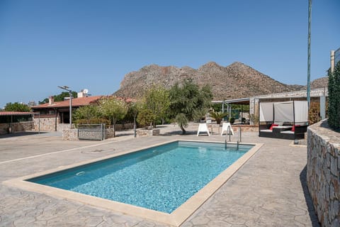 Property building, Day, Natural landscape, Mountain view, Swimming pool, sunbed