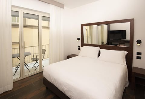 Bed, TV and multimedia, Balcony/Terrace, Bedroom
