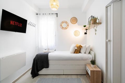 Photo of the whole room, Bedroom