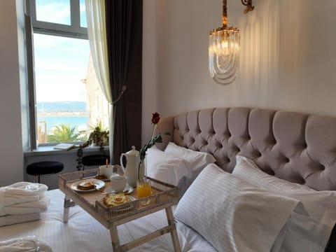 Bed, Food and drinks, Bedroom, towels
