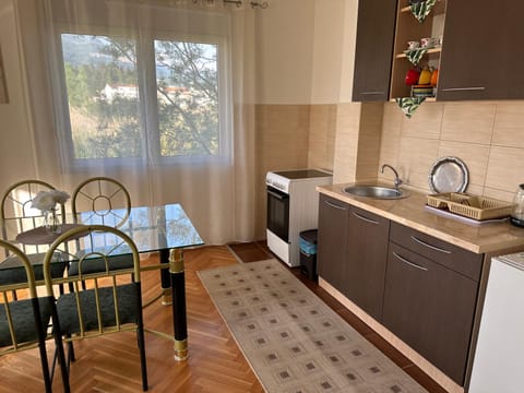 Coffee/tea facilities, Kitchen or kitchenette, Dining area, locker, pet friendly, stove