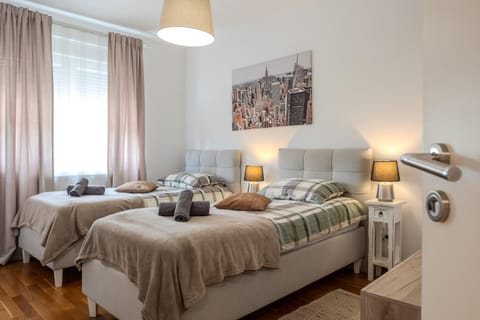 Bed, TV and multimedia, Bedroom
