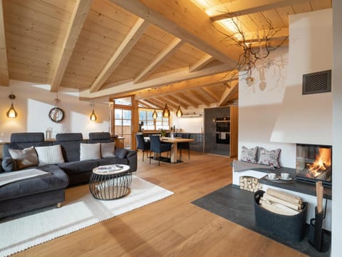 Kitchen or kitchenette, Living room, Seating area, Dining area
