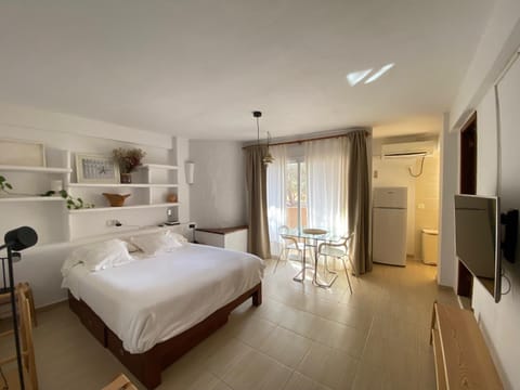 Bed, Living room, Photo of the whole room