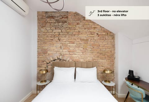 Bed, Seating area, furniture