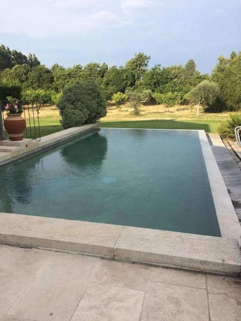 Luberon belle maison provençale climatisée avec piscine privée Villa in Cavaillon