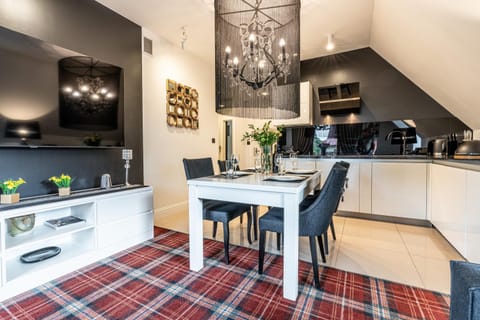 Kitchen or kitchenette, Living room, Seating area, Dining area, stove
