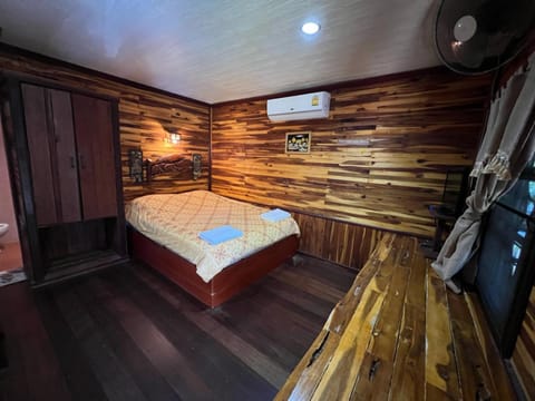 Bed, TV and multimedia, Bedroom, wardrobe