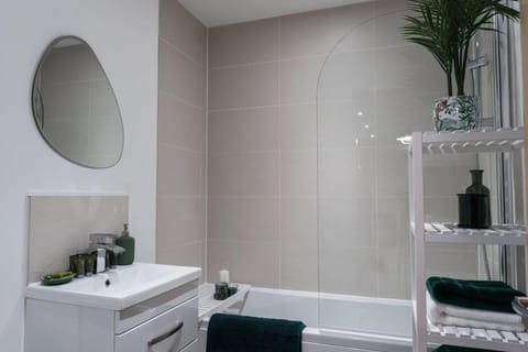 Lovely 2 Bed Apartment in Manchester - Sleeps 4 Apartment in Salford