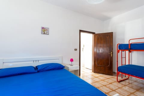 Bedroom, bunk bed