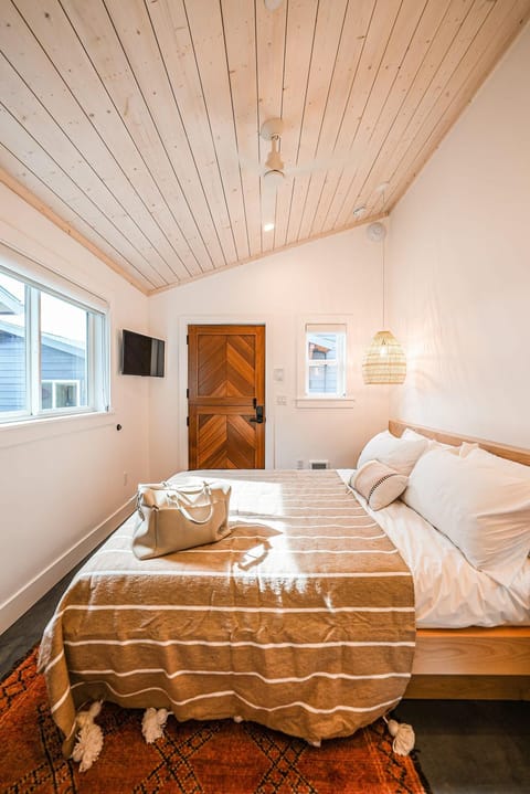 Mini Shortboard Room with a Queen Bed House in Stinson Beach