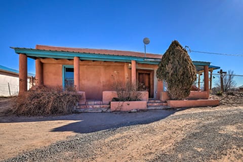 Santa Cruz Home with Mountain Views! House in New Mexico