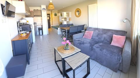 Nearby landmark, Spring, Day, TV and multimedia, Swimming pool, Parking, internet, towels
