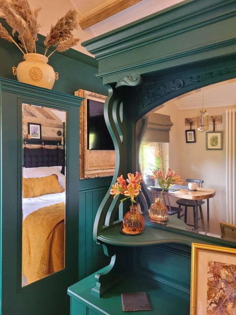 Bed, Dining area, Bedroom