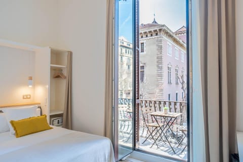 Bed, Balcony/Terrace, Photo of the whole room, City view, Quiet street view