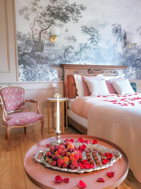 Bed, Photo of the whole room, Decorative detail, Bedroom