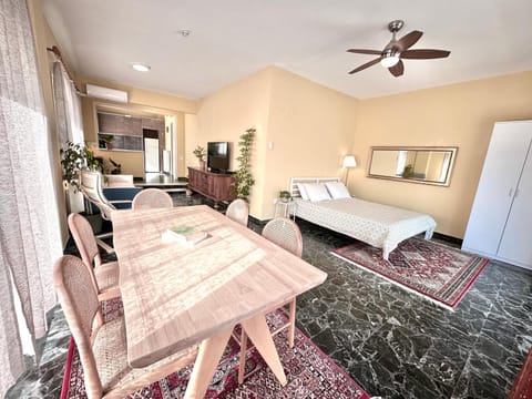 Game Room, Kitchen or kitchenette, Living room, Seating area, Dining area