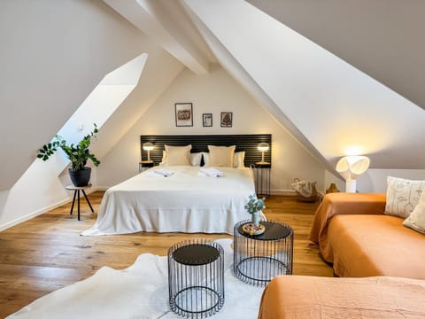 Bed, Seating area, Bedroom