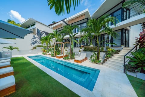 Property building, Patio, Day, Garden, Garden view, Pool view, Swimming pool, Swimming pool, sunbed
