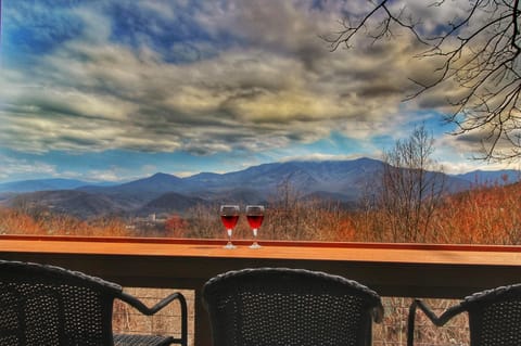 Paradise Vista, Amazing Mtn Views, Hot Tub, 560 FREE tickets each paid day!!! House in Chalet Village