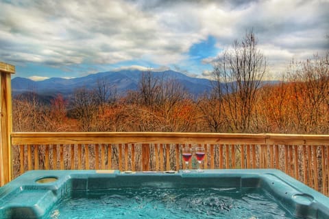 Paradise Vista, Amazing Mtn Views, Hot Tub, 560 FREE tickets each paid day!!! House in Chalet Village