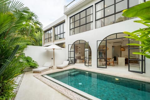 Property building, Patio, Day, Pool view, Swimming pool, sunbed