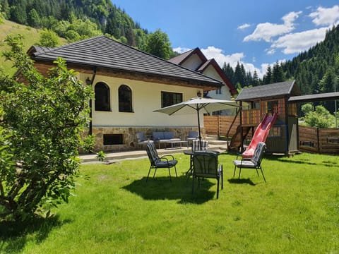 Property building, Patio, Day, Natural landscape, Garden, Garden view, sunbed