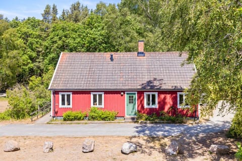 Property building, Spring, Natural landscape, Garden, Garden view