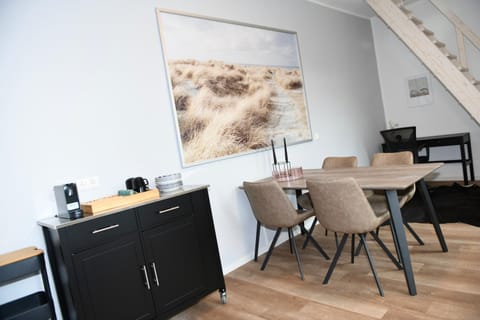 Kitchen or kitchenette, Seating area, Dining area