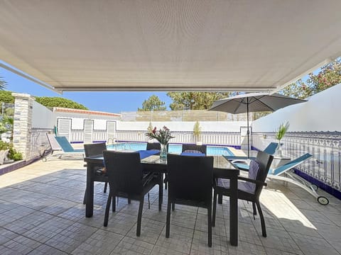 BBQ facilities, Lounge or bar, Swimming pool