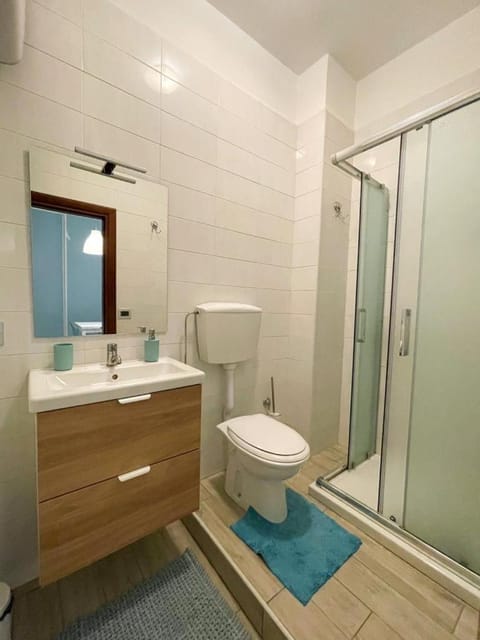 Shower, Toilet, Bathroom