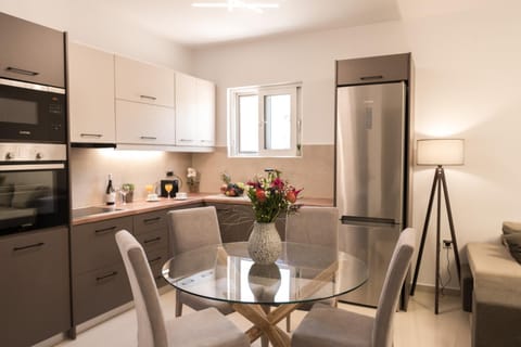 Coffee/tea facilities, Kitchen or kitchenette, Seating area, Dining area, minibar, pet friendly, stove