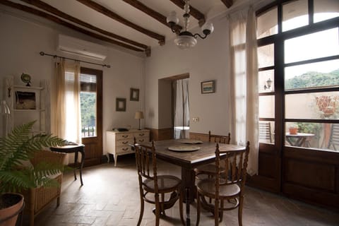 Dining area, Mountain view, air conditioner