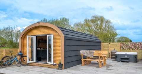 Shower, Property building, Patio, Bed, BBQ facilities, Hot Tub, View (from property/room), Bedroom, bunk bed, Parking, towels, kitchen