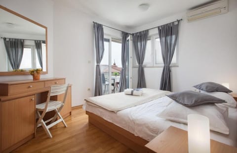 Bed, Balcony/Terrace, Photo of the whole room, Bedroom, towels, air conditioner