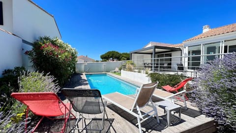 Property building, Patio, Balcony/Terrace, Balcony/Terrace, Pool view, Swimming pool, sunbed