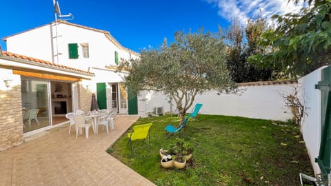 Property building, Patio, Garden, Garden view