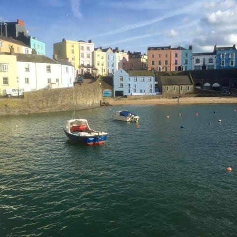Luxury studio above the stunning Tenby Harbour House in Wales