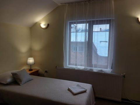 Bed, Bedroom, internet, towels