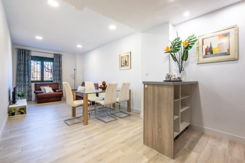 TV and multimedia, Kitchen or kitchenette, Living room, Seating area, Dining area