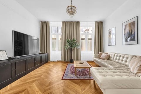 TV and multimedia, Living room, Seating area, Evening entertainment