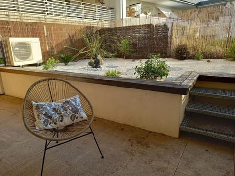 Appartement 8 personnes En face des Remparts Climatisé avec terrasse et Parking Apartment in Avignon